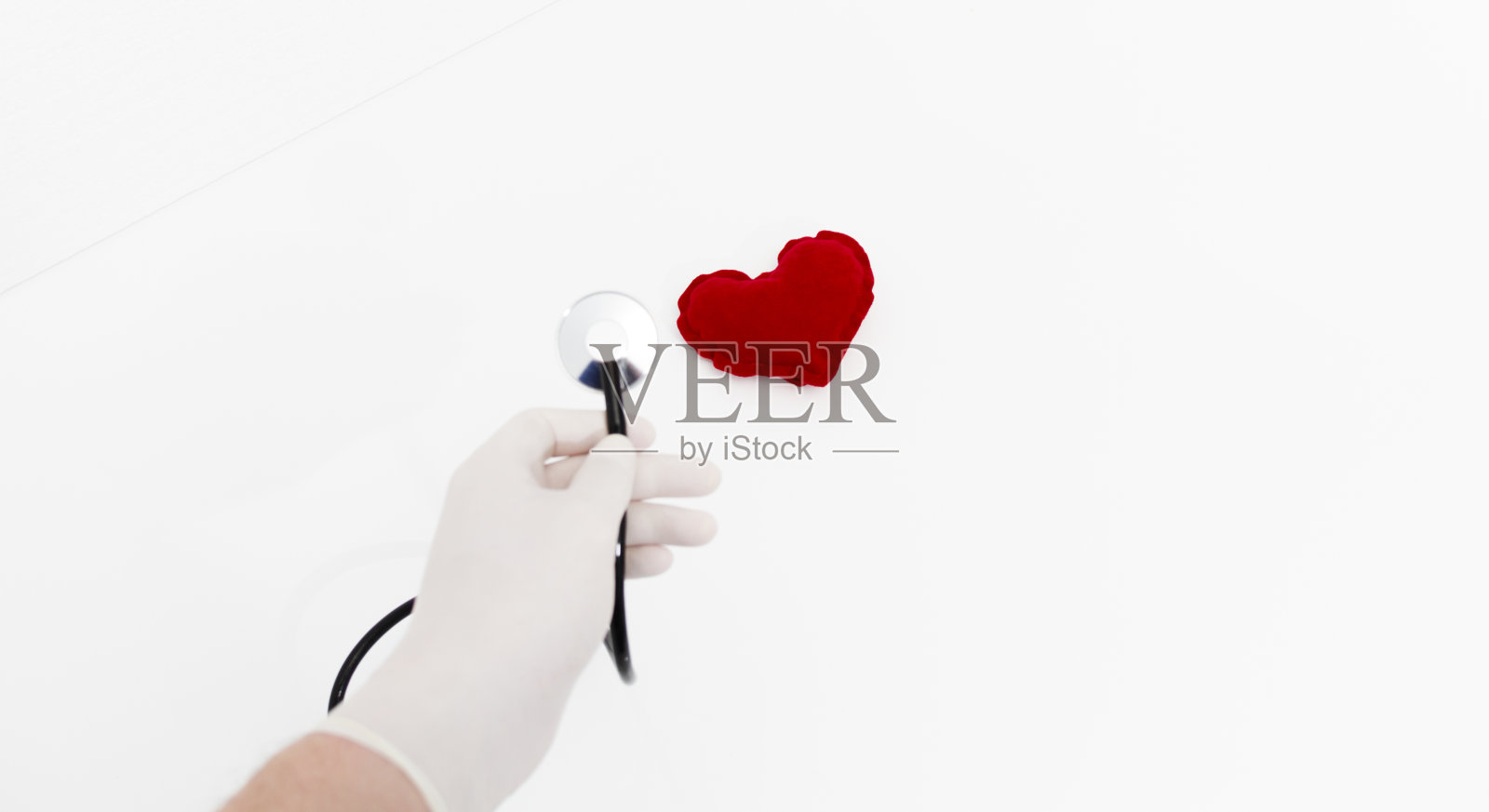 医生的听诊器在听一颗健康的红心照片摄影图片