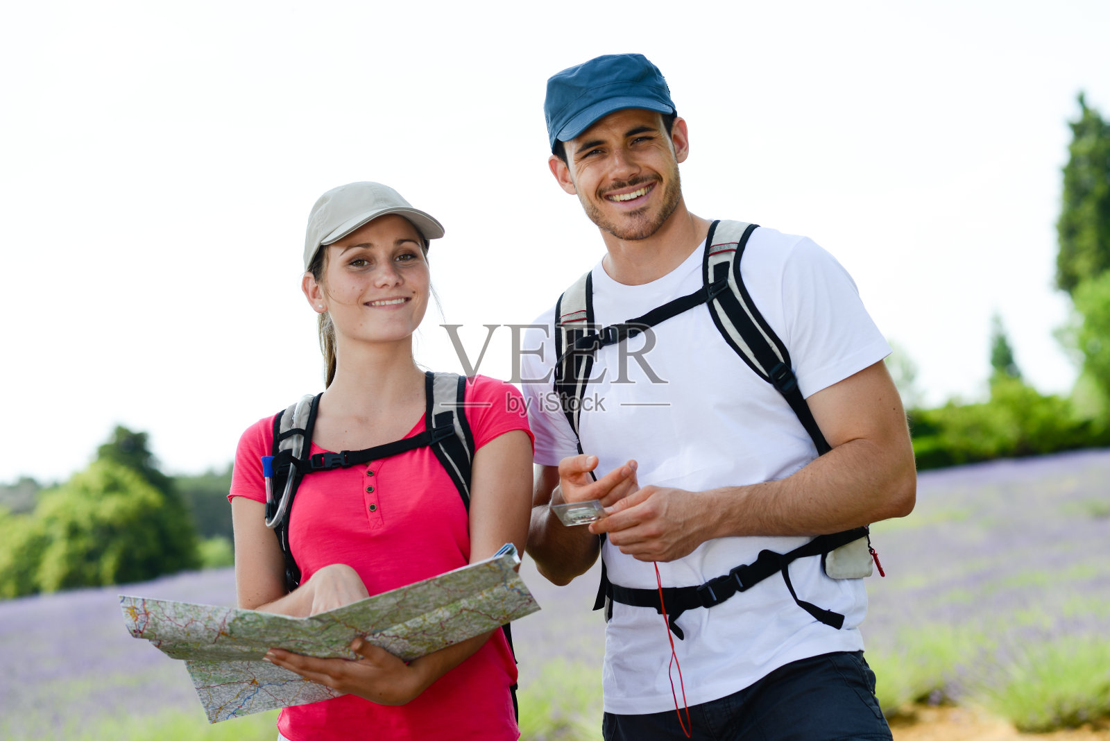 快乐的年轻夫妇一起徒步旅行暑假乡村阳光明媚的一天照片摄影图片