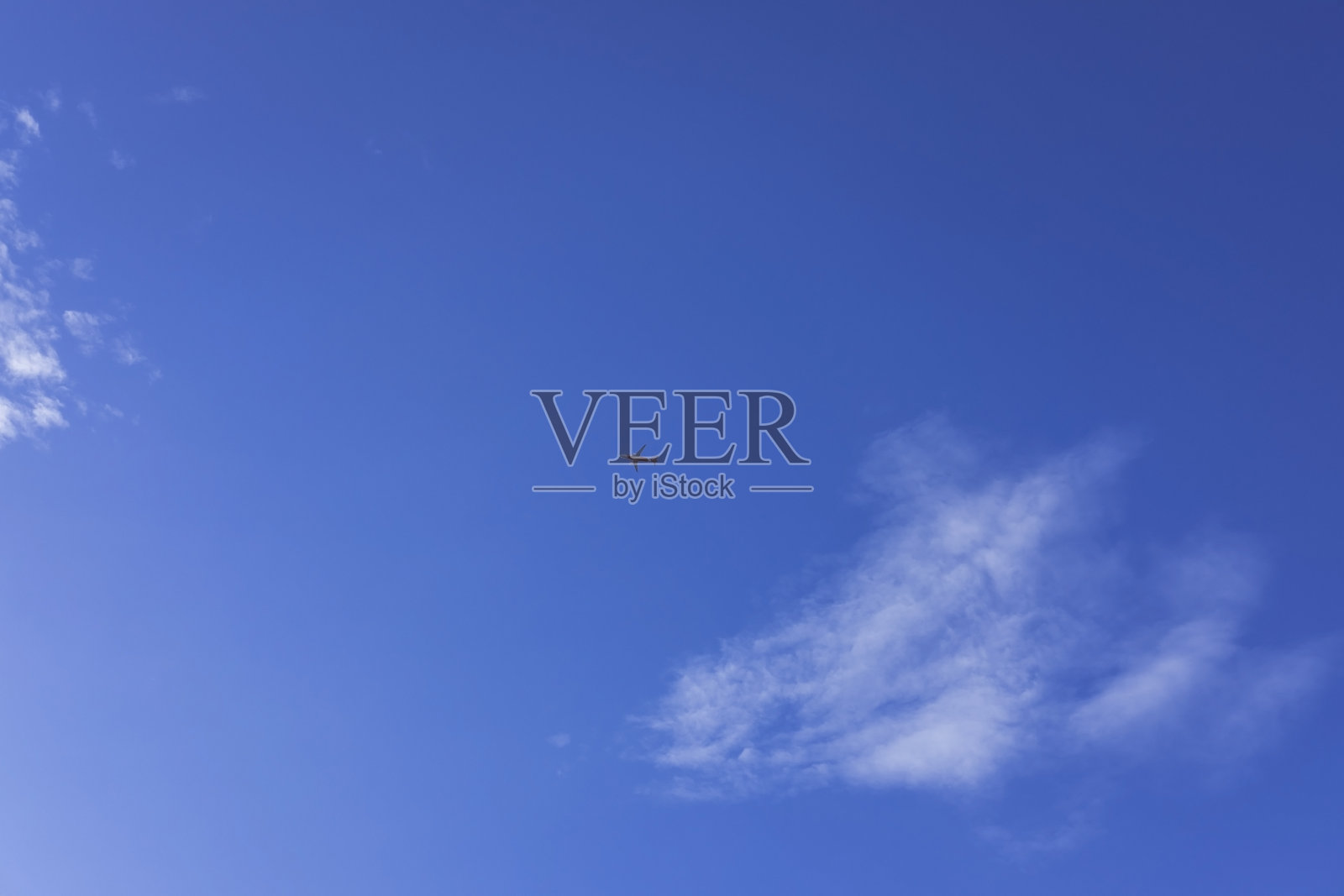 晴空万里，有云，飞机小照片摄影图片