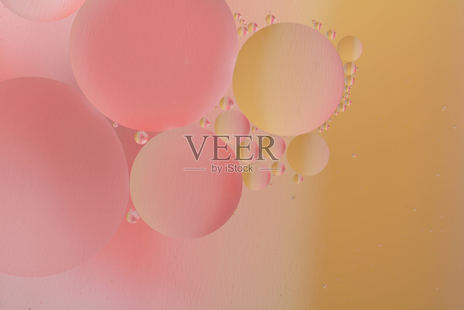 油滴在水里。照片摄影图片