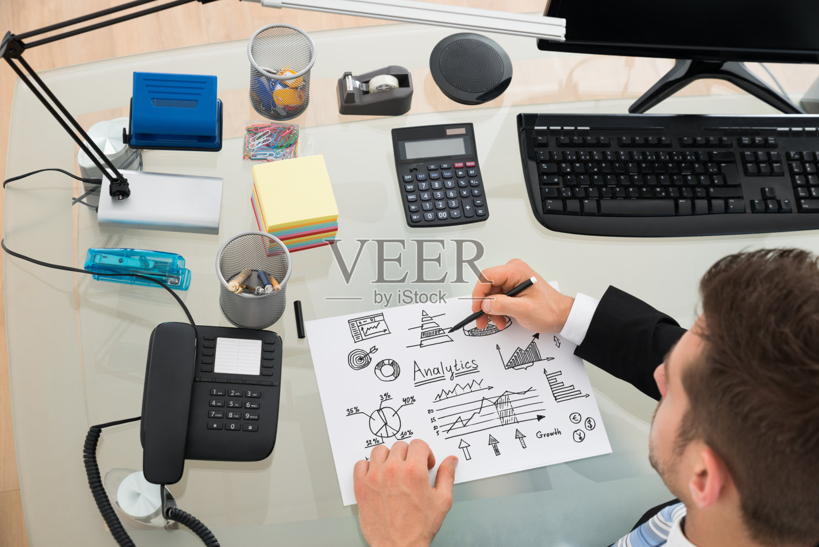 桌上写着的商人规划策略照片摄影图片