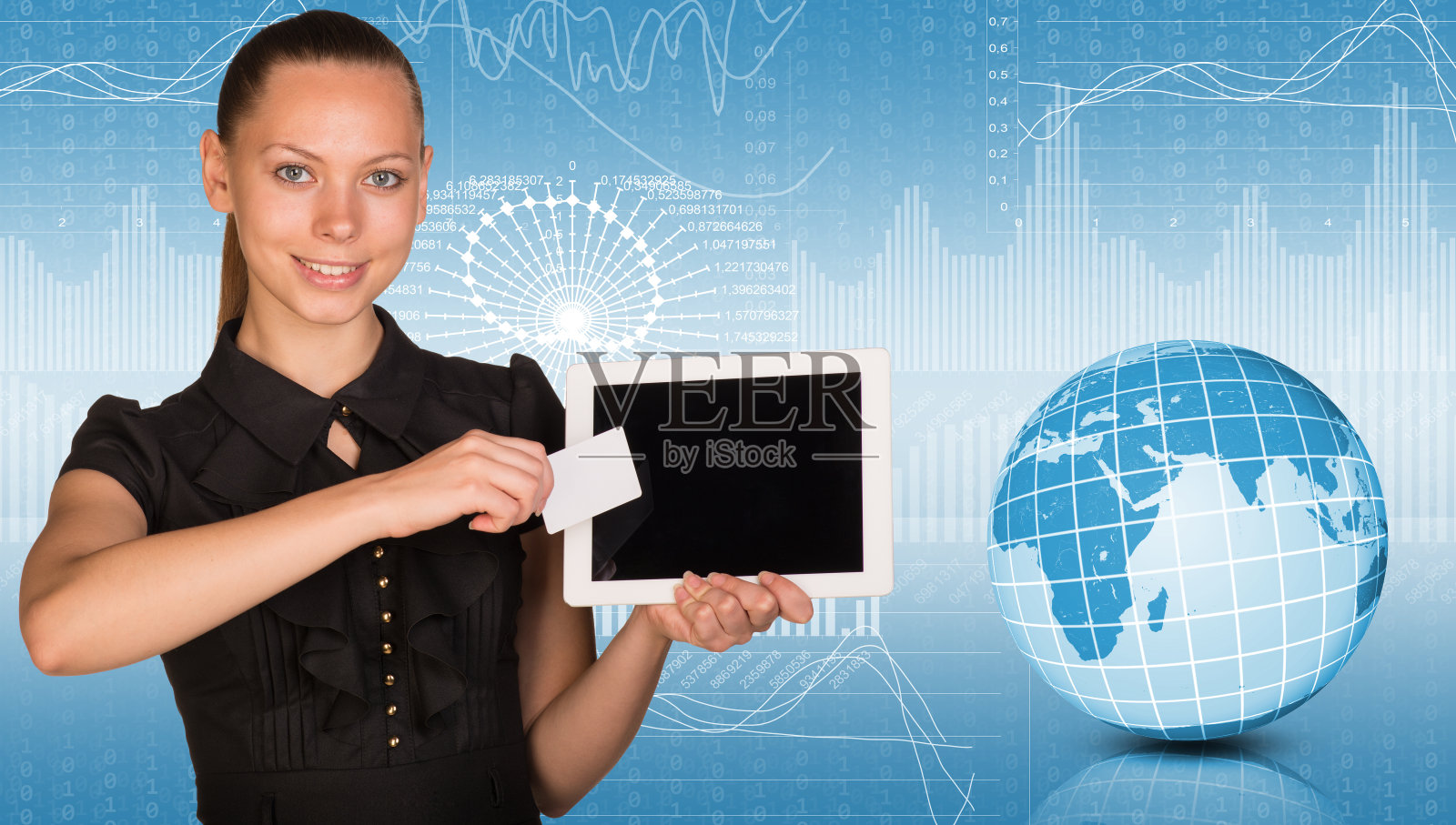 年轻女子拿着写字板和空白卡片照片摄影图片