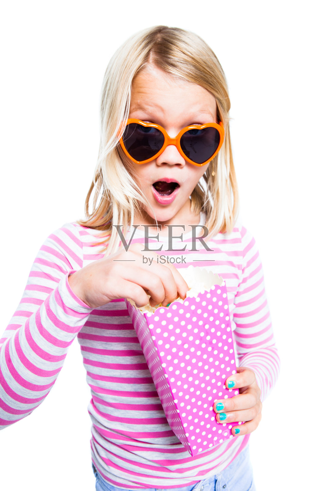 吃爆米花的女孩照片摄影图片