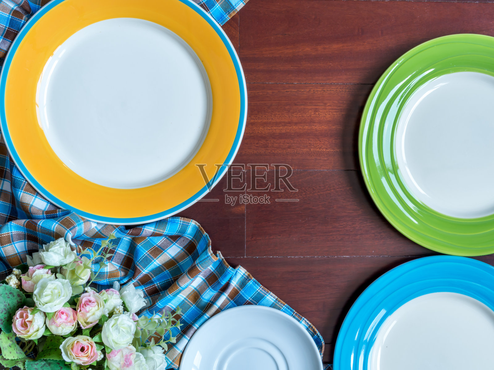 木桌背景上有格子桌布的空白盘子照片摄影图片