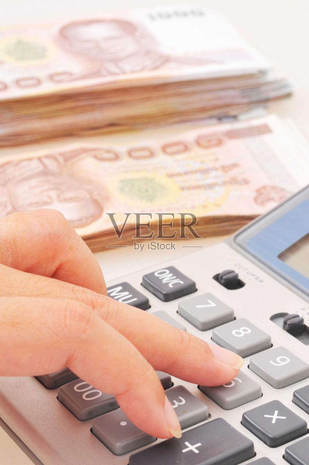 计算器和泰铢照片摄影图片