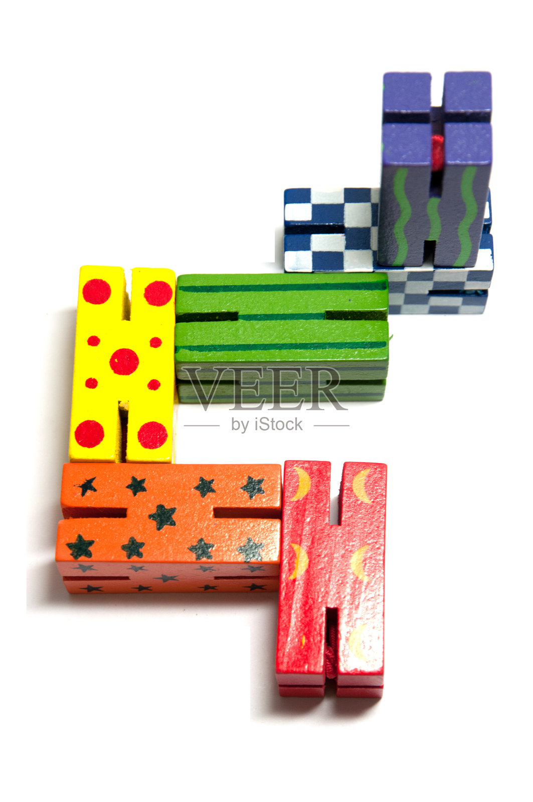 白色背景上的一堆长方形木块照片摄影图片