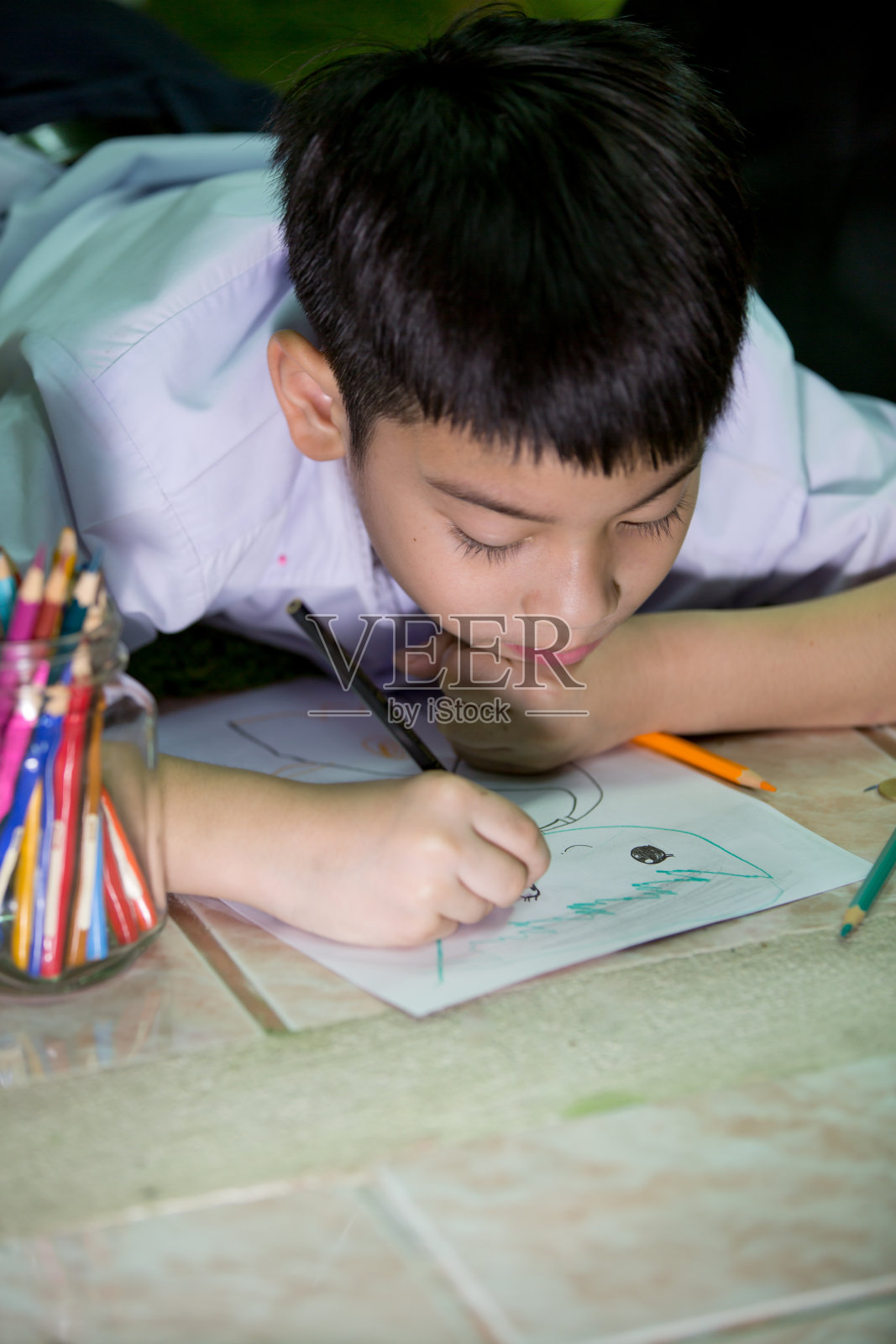 快乐的亚洲男孩在家里画画画画照片摄影图片