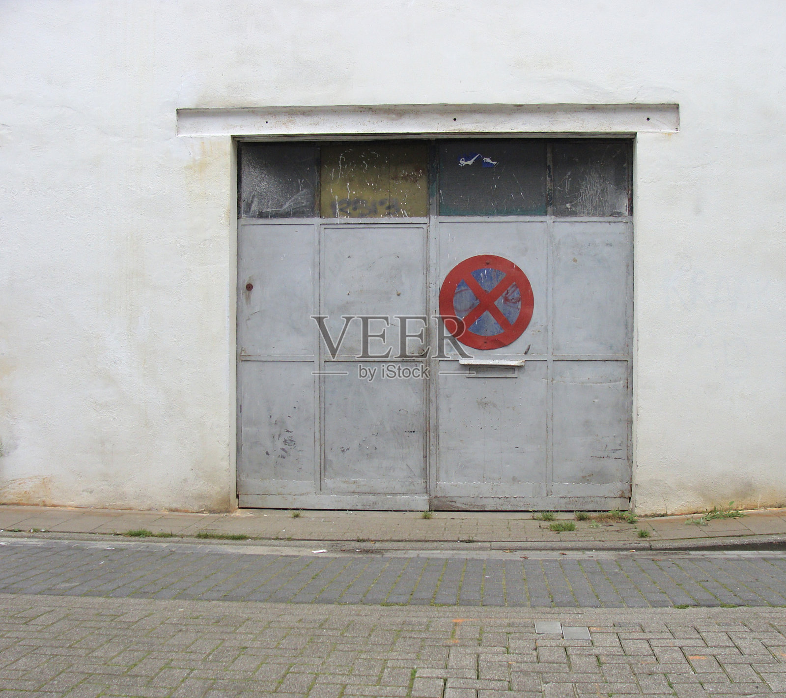 带有人行道的灰色金属车库门照片摄影图片