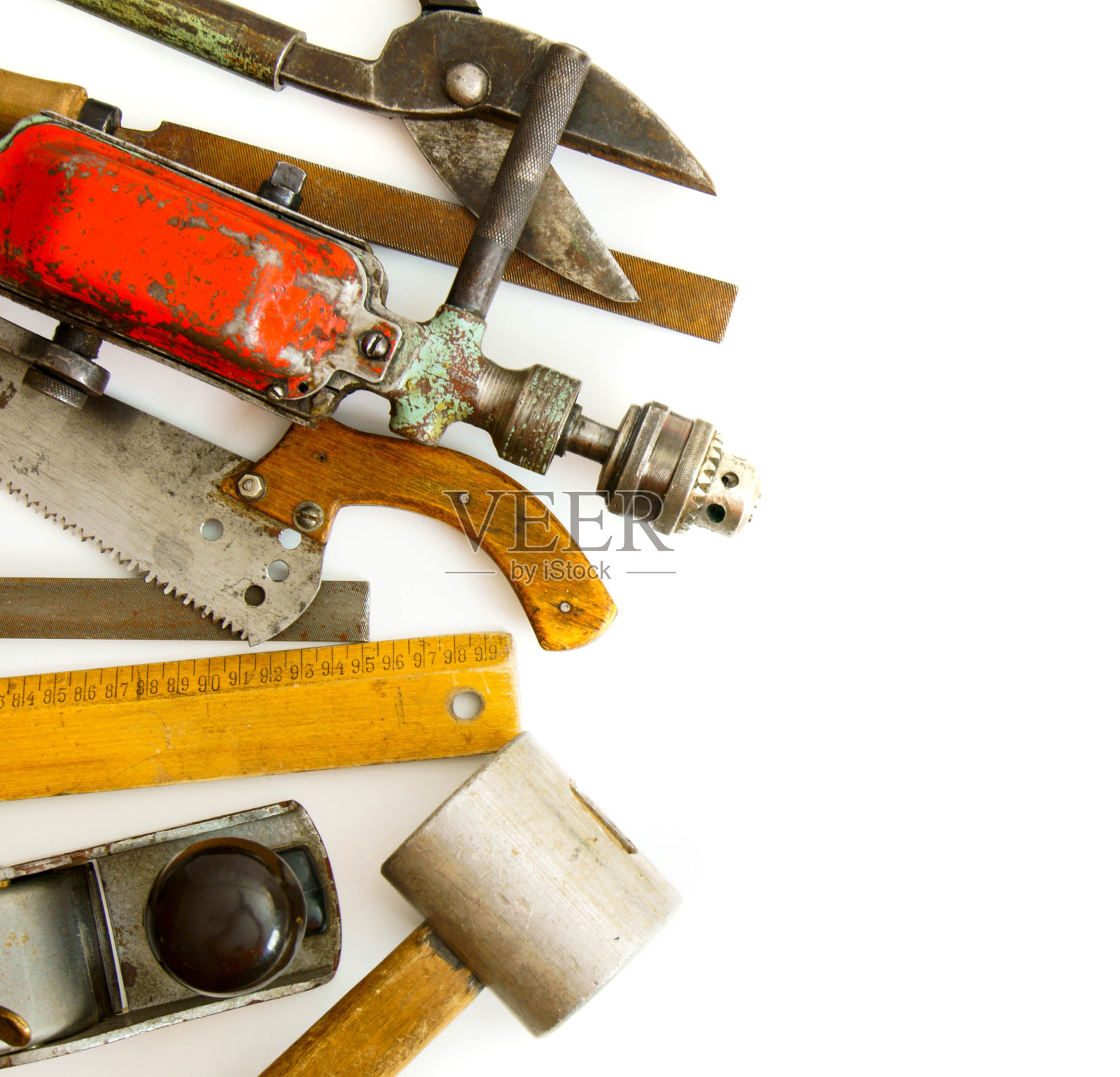 白色背景上的老式工作工具(钻头，直尺和其他)照片摄影图片