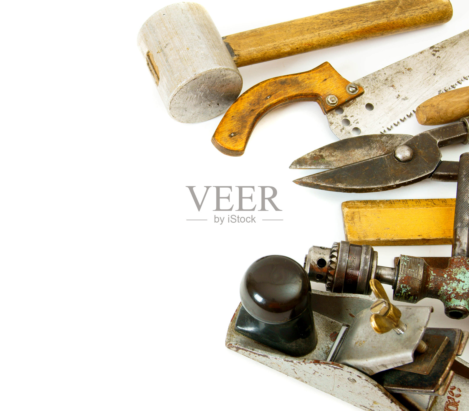 白色背景上的老式工作工具(钻头，直尺和其他)照片摄影图片
