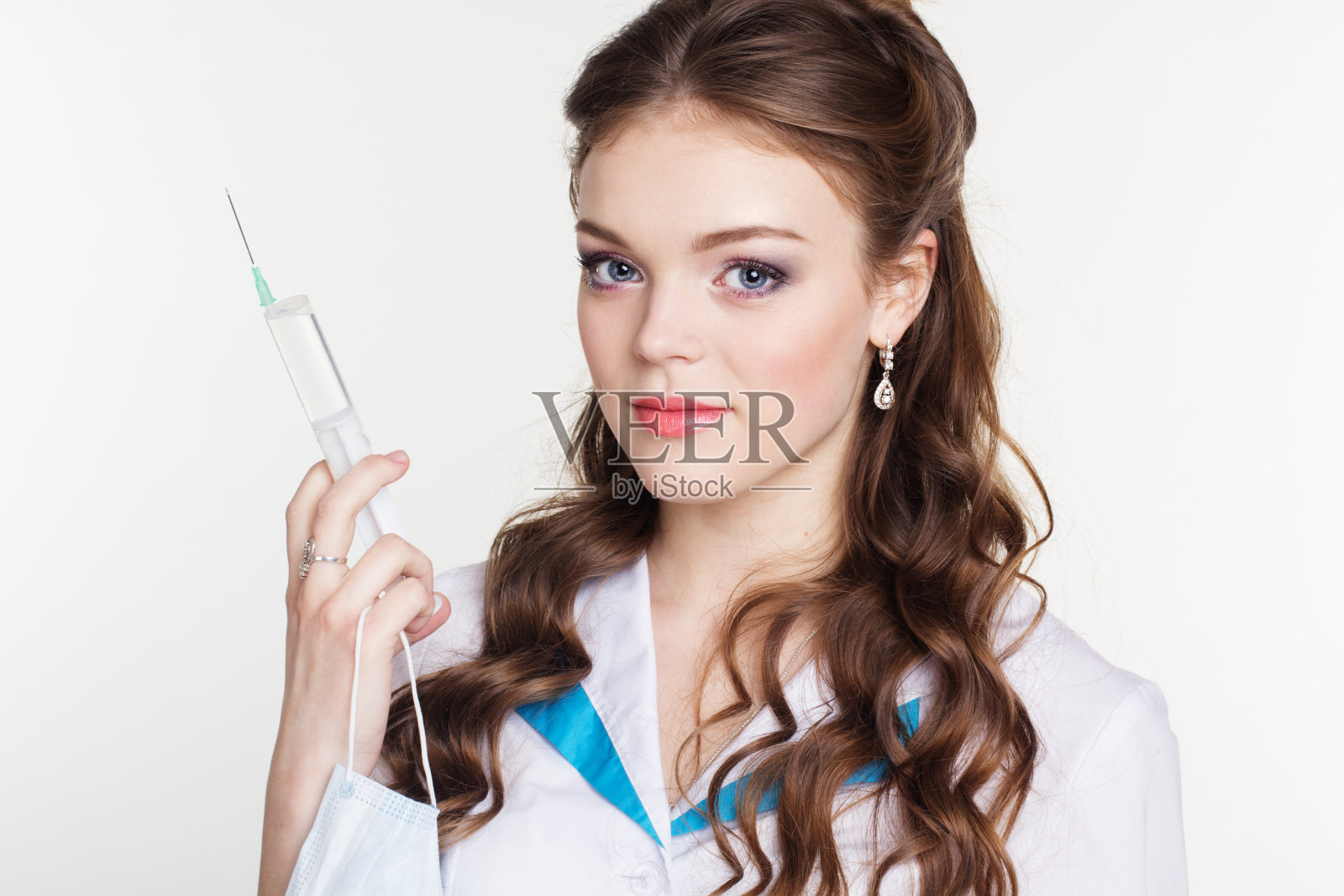白色背景上带注射器的女护士照片摄影图片