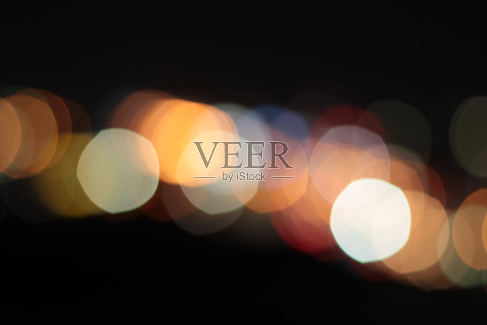 城市里的汽车在夜晚模糊不清照片摄影图片