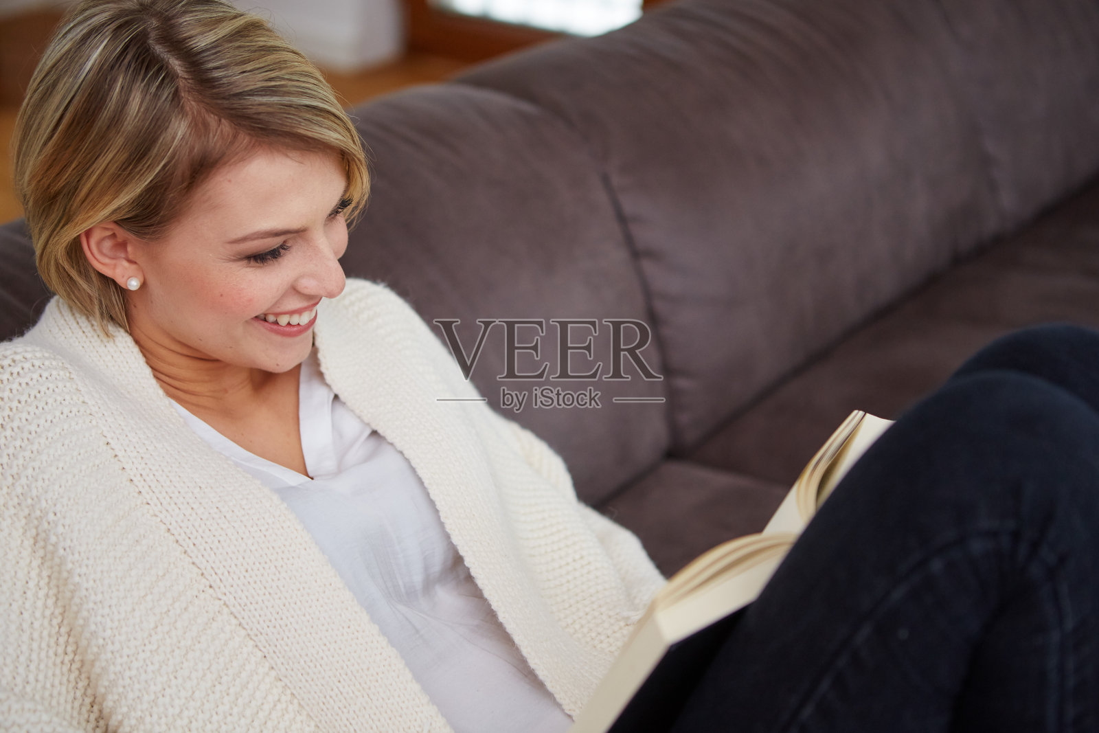 女人喜欢躺在家里看书照片摄影图片