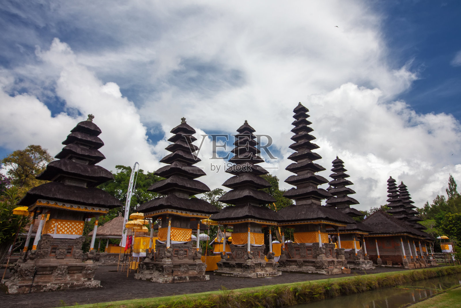 Taman Ayun寺庙(巴厘岛，印度尼西亚)在一个美丽的阳光明媚的日子照片摄影图片