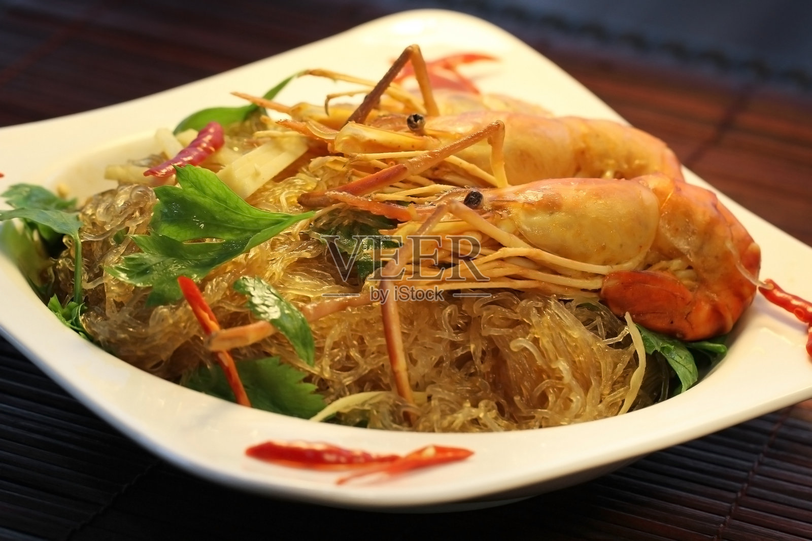 砂锅大虾/虾仁拌面条照片摄影图片