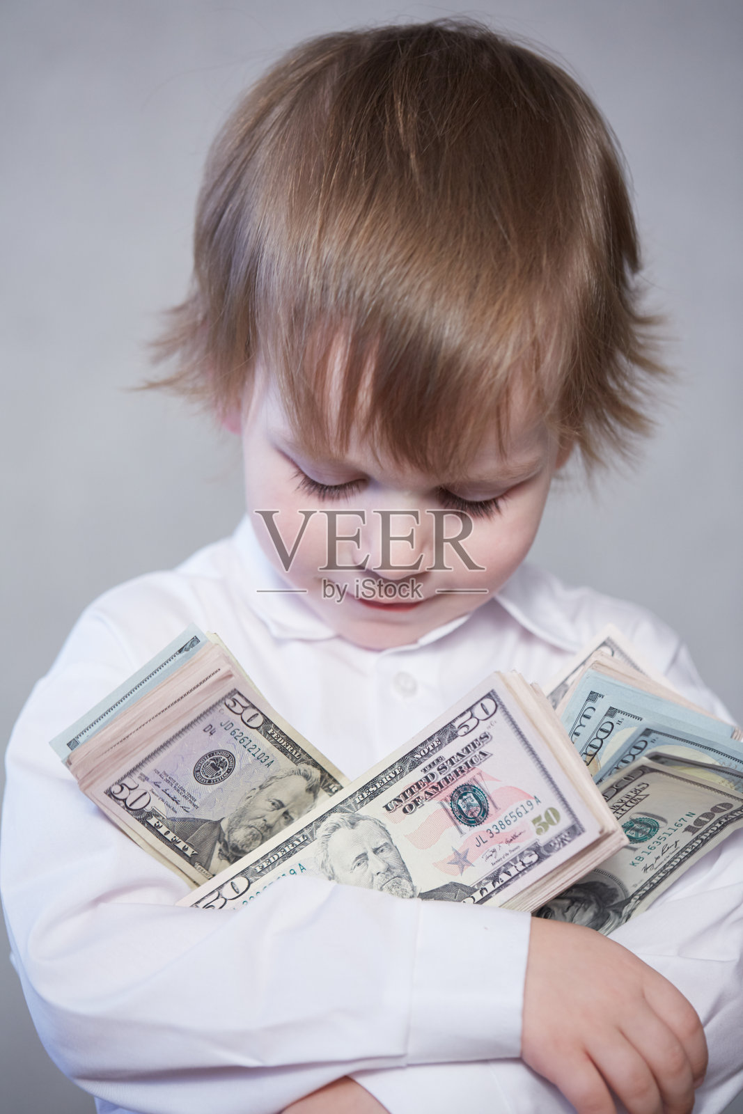 孩子们手里的钱照片摄影图片