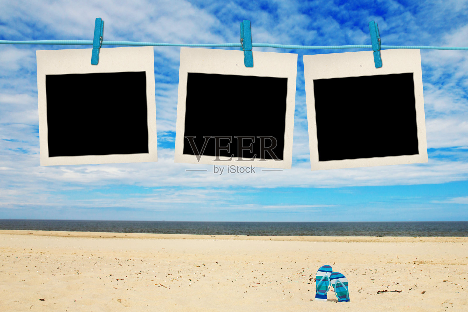 空白的即时照片挂在海滩的晾衣绳上照片摄影图片