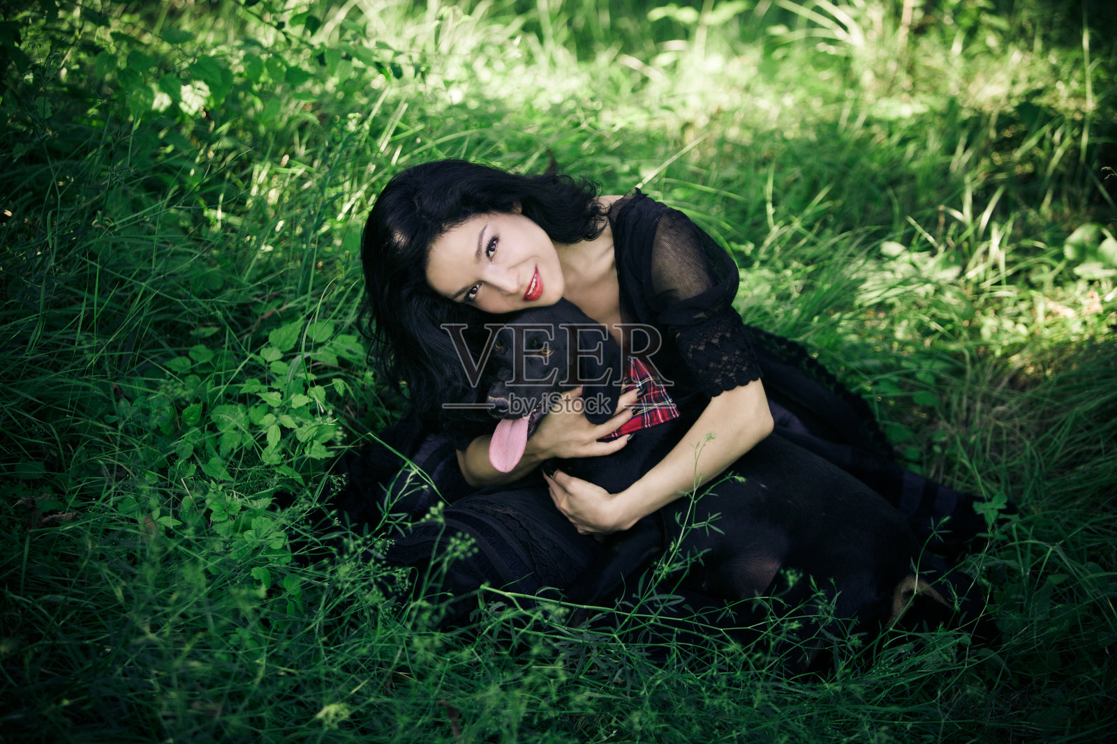 女人和狗照片摄影图片