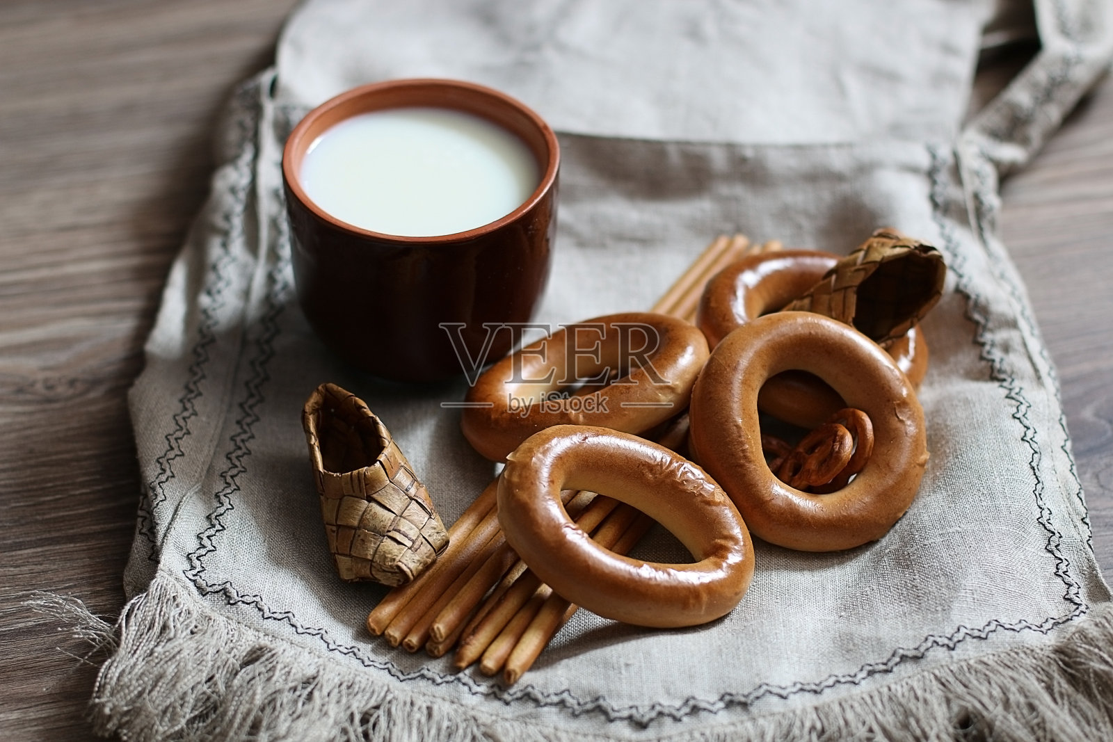 食物，牛奶在玻璃吸管百吉饼和椒盐卷饼照片摄影图片