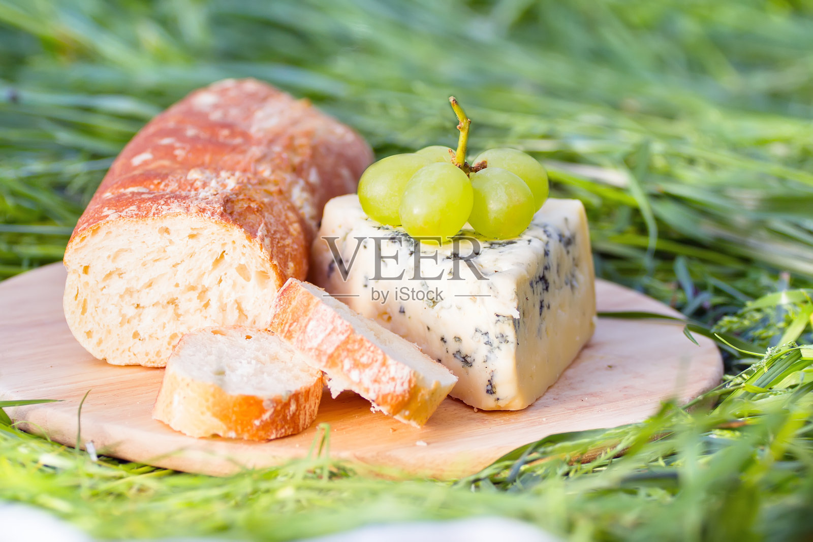 蓝纹奶酪配葡萄照片摄影图片