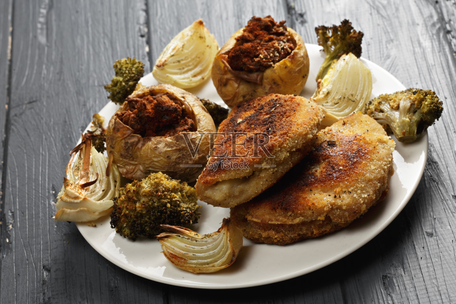 填充土豆和肉排特写照片摄影图片