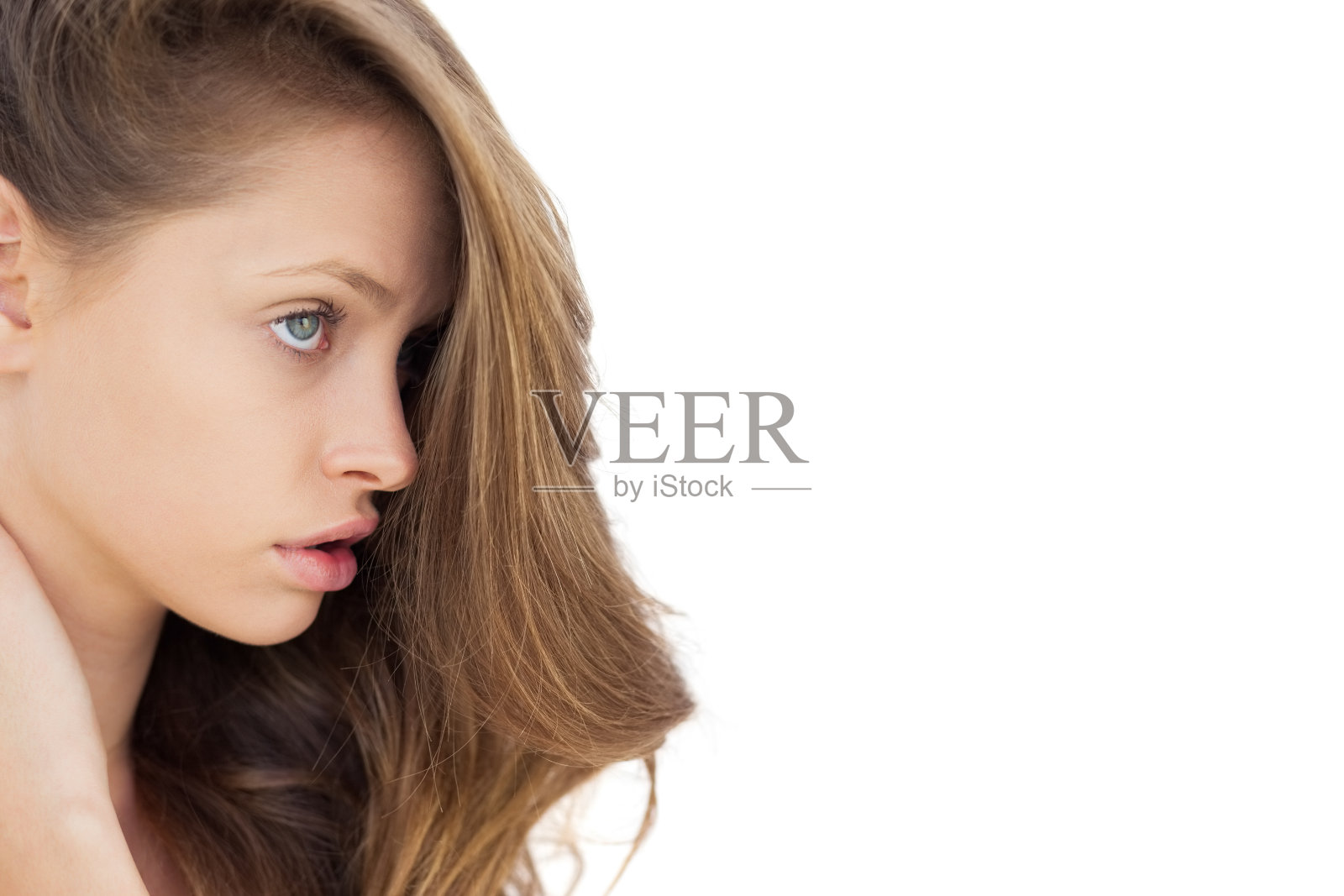 一个严肃的黑发女人的侧影看向别处照片摄影图片