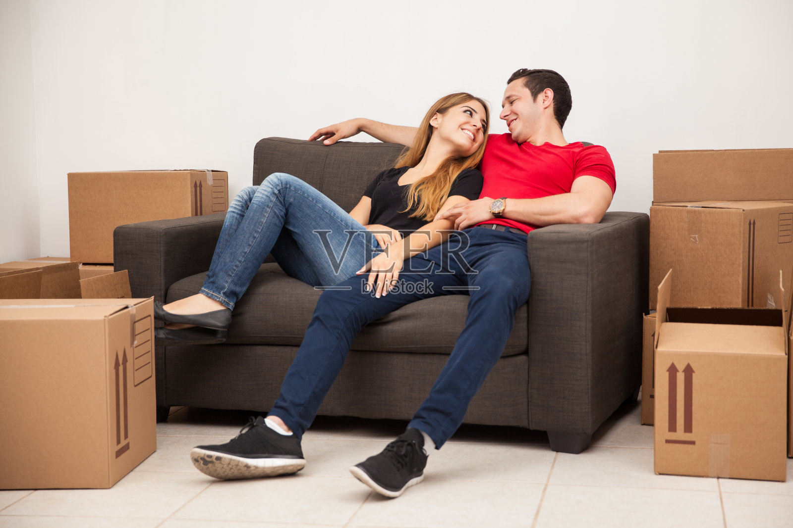 在他们的新公寓里放松照片摄影图片