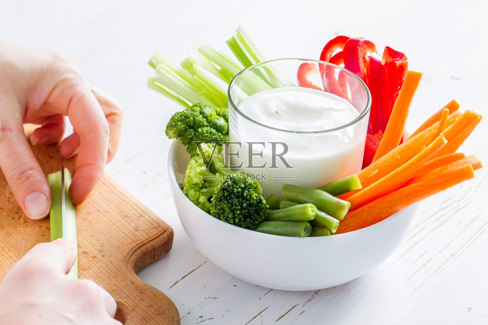 白碗内蔬菜条(胡椒、芹菜、胡萝卜、花椰菜)照片摄影图片