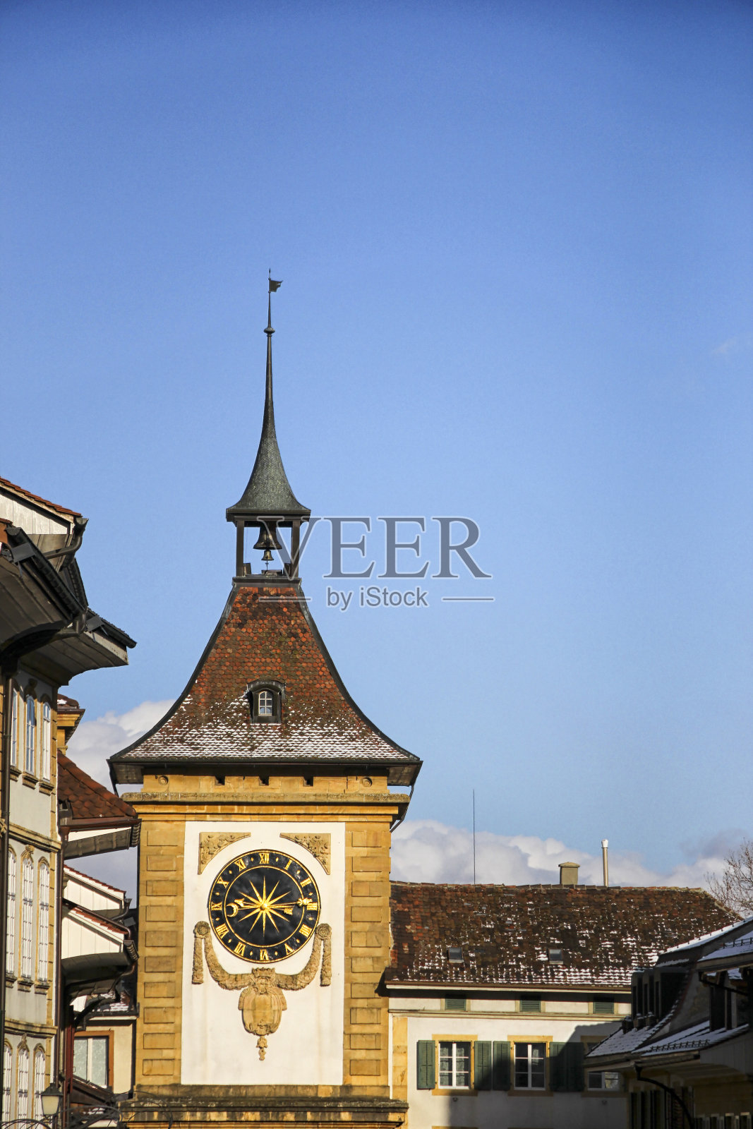蓝天下有钟的钟楼。照片摄影图片