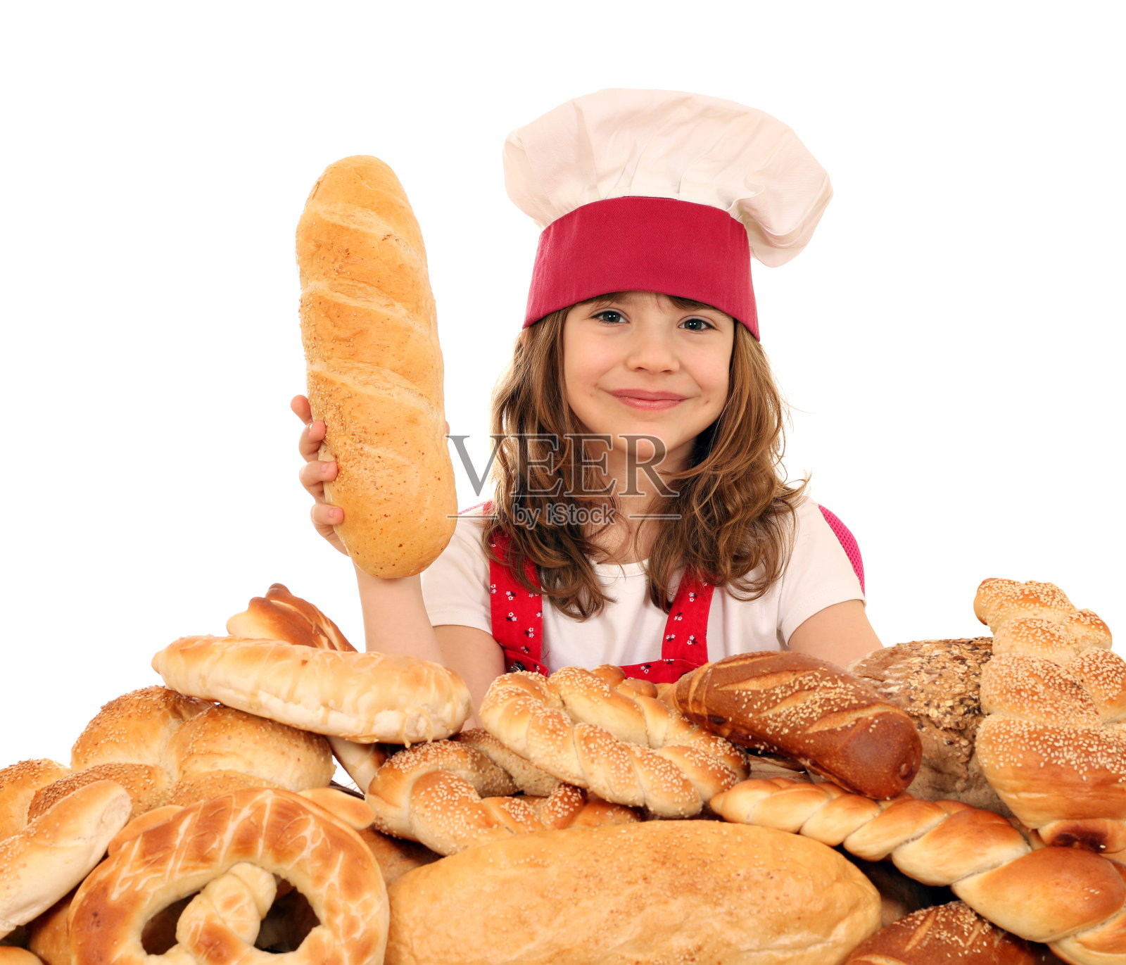 小女孩用面包和椒盐卷饼做饭照片摄影图片