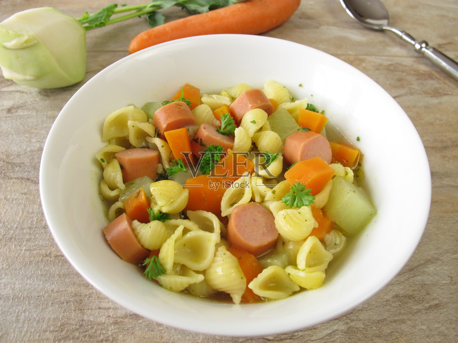 腊肠汤面照片摄影图片