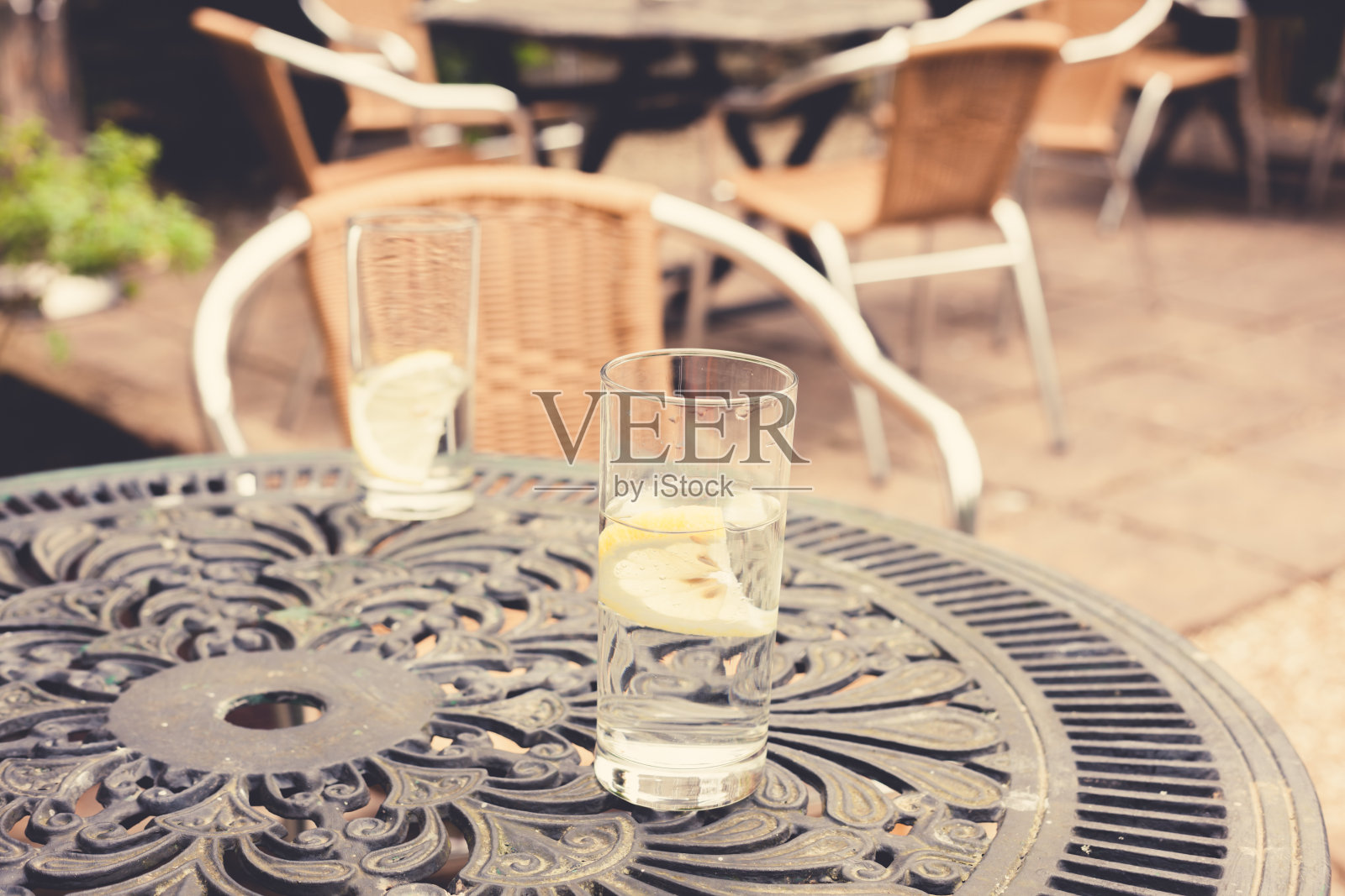 花园里的桌子上放着两个玻璃杯照片摄影图片