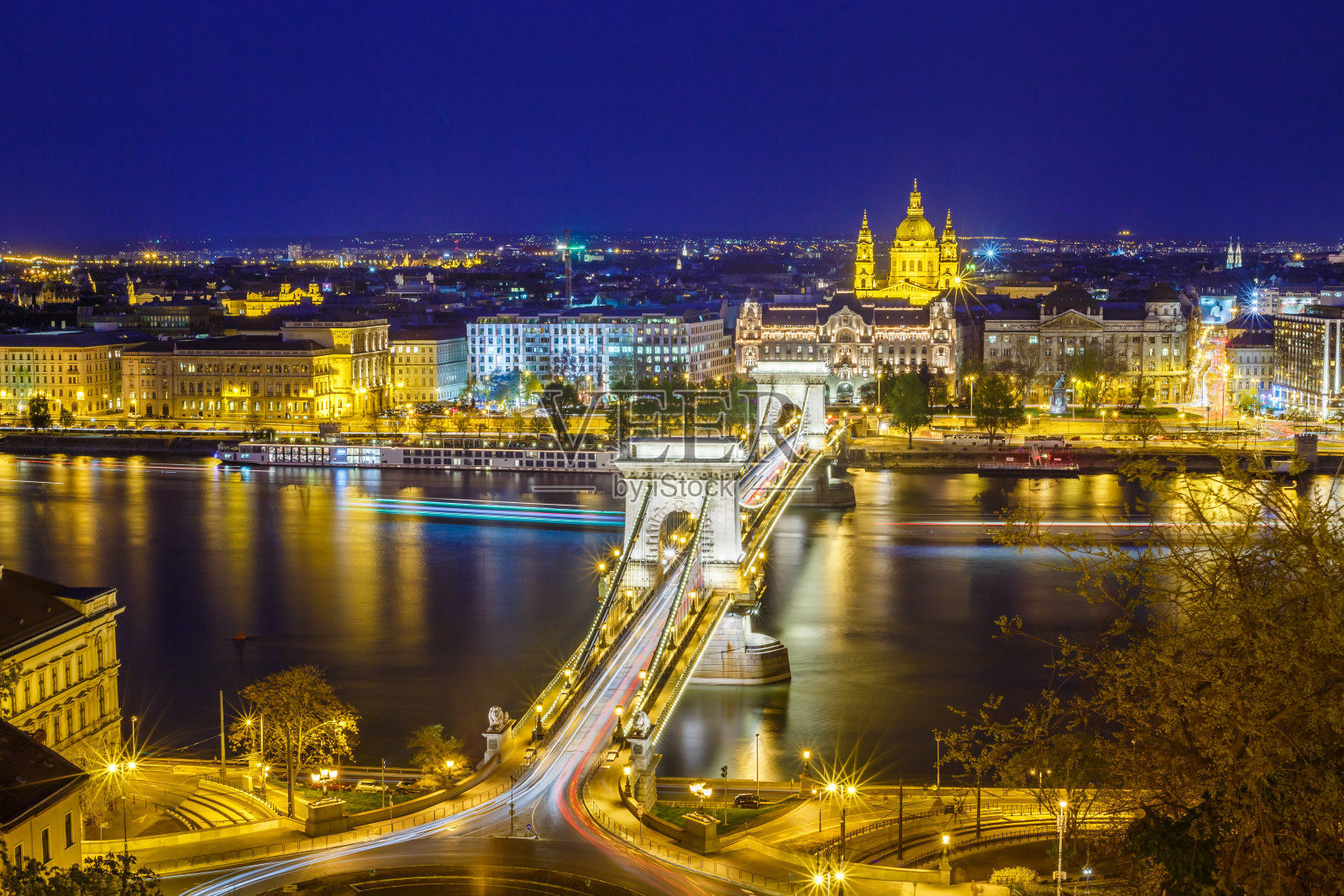 匈牙利布达佩斯，暮色中的铁链桥照片摄影图片