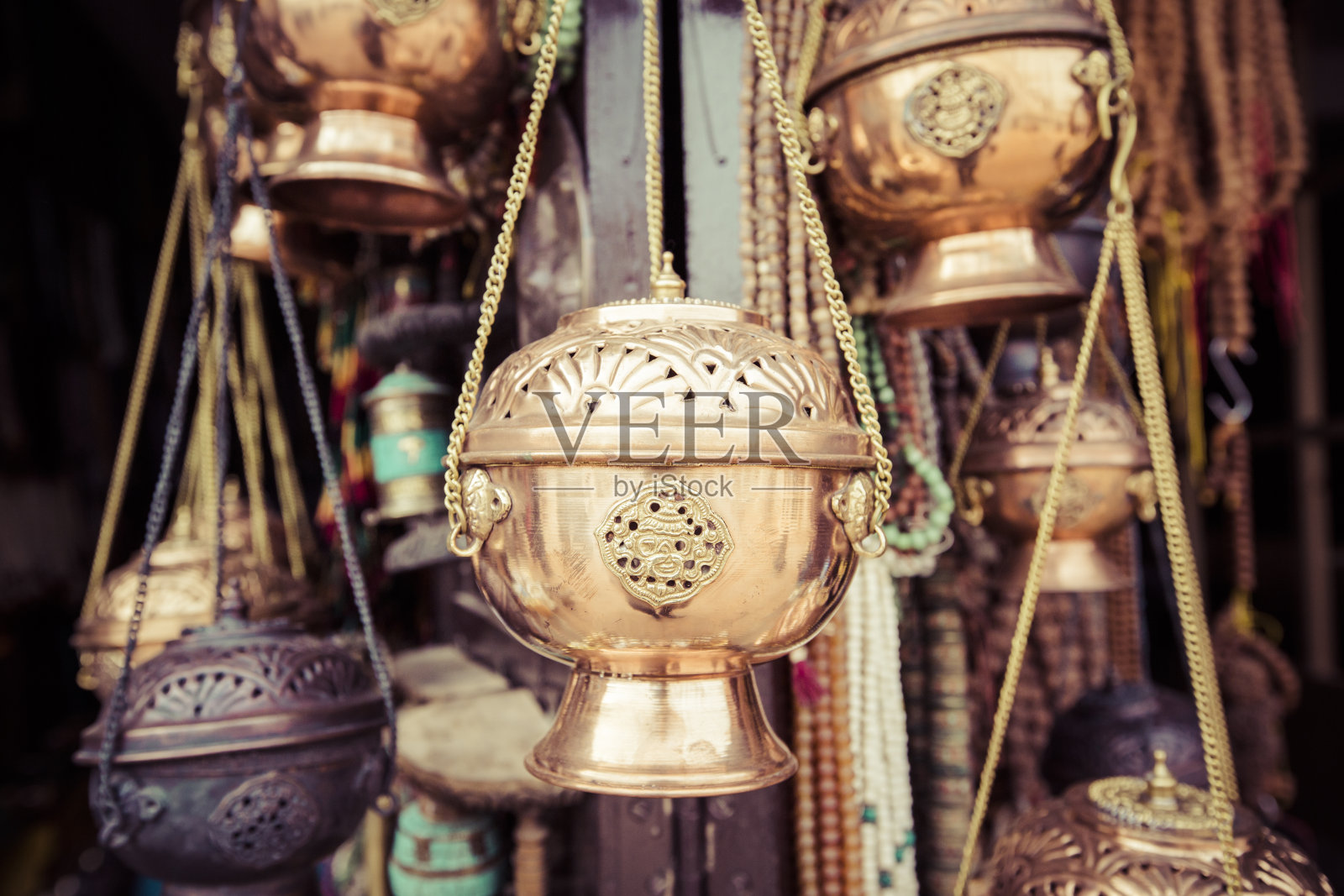 尼泊尔当地市场的传统纪念品。照片摄影图片