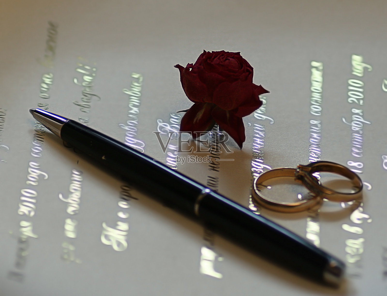 干玫瑰花蕾束邀请和花边照片摄影图片