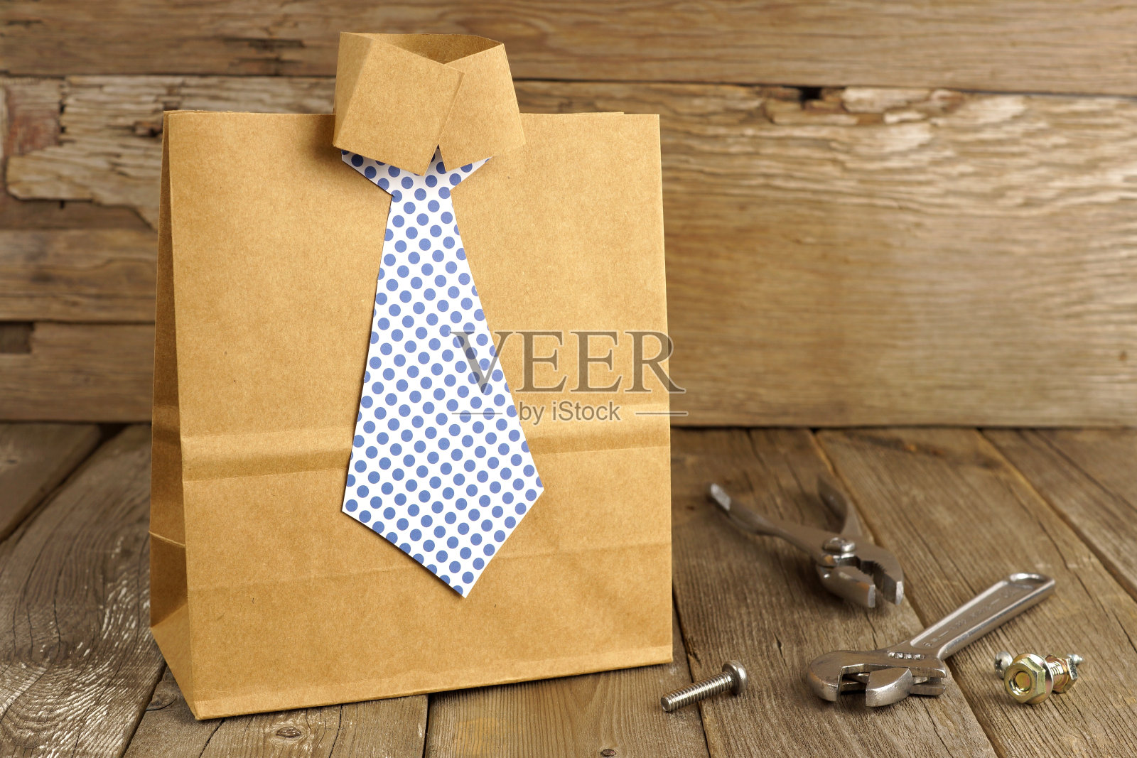 父亲节衬衫和领带礼物袋上的木头照片摄影图片