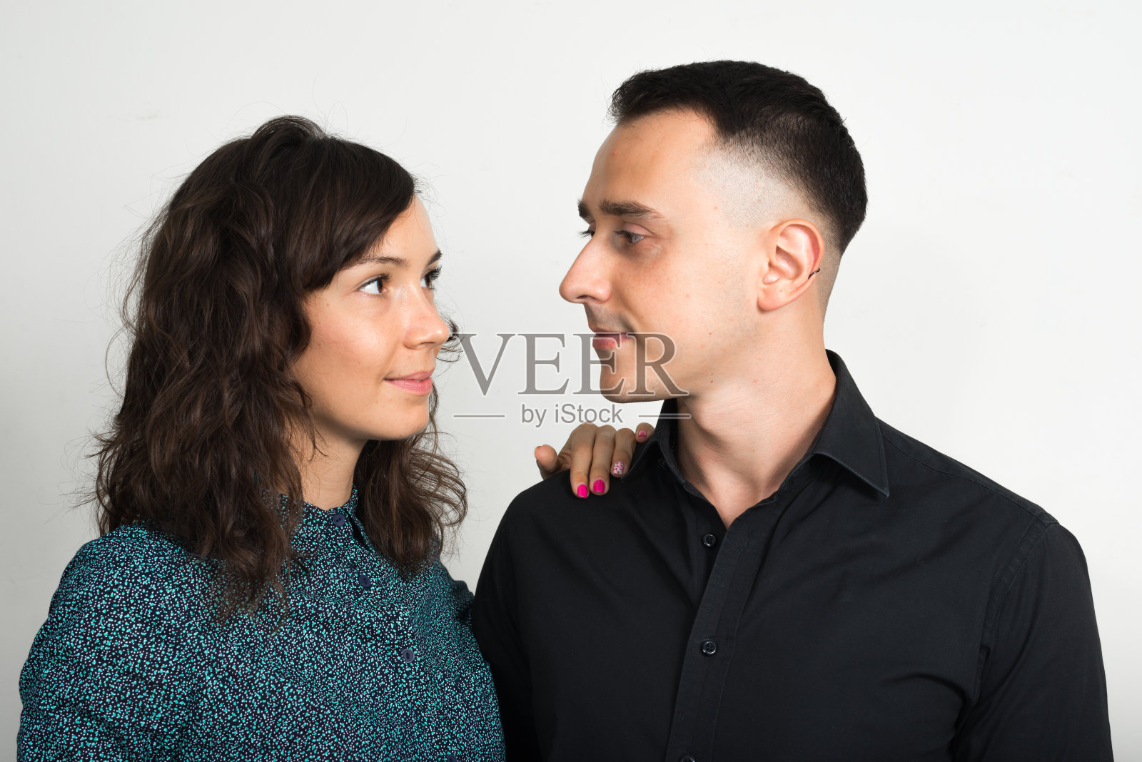 一对相爱的情侣看着对方照片摄影图片