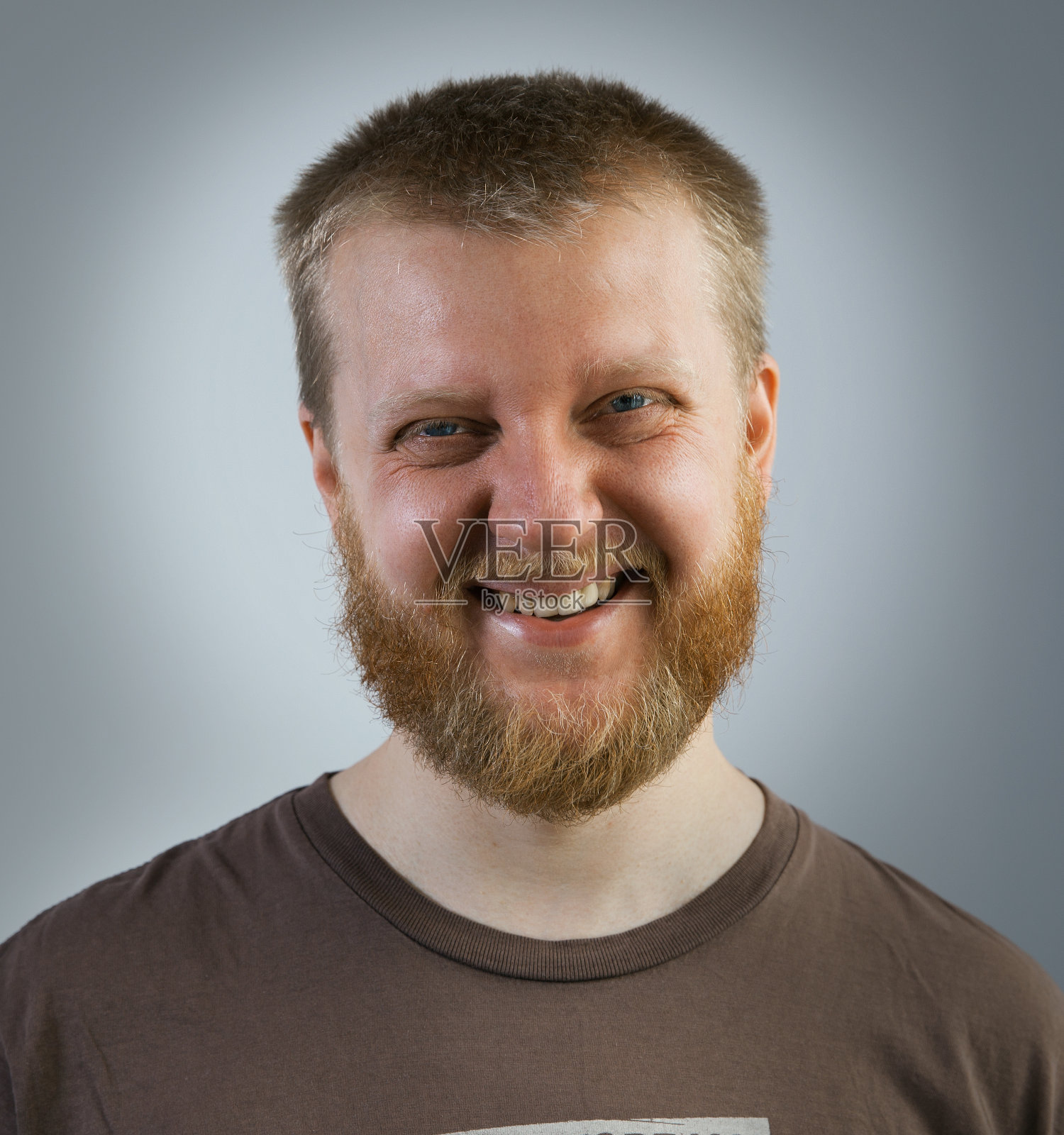 一个面带微笑的男人照片摄影图片