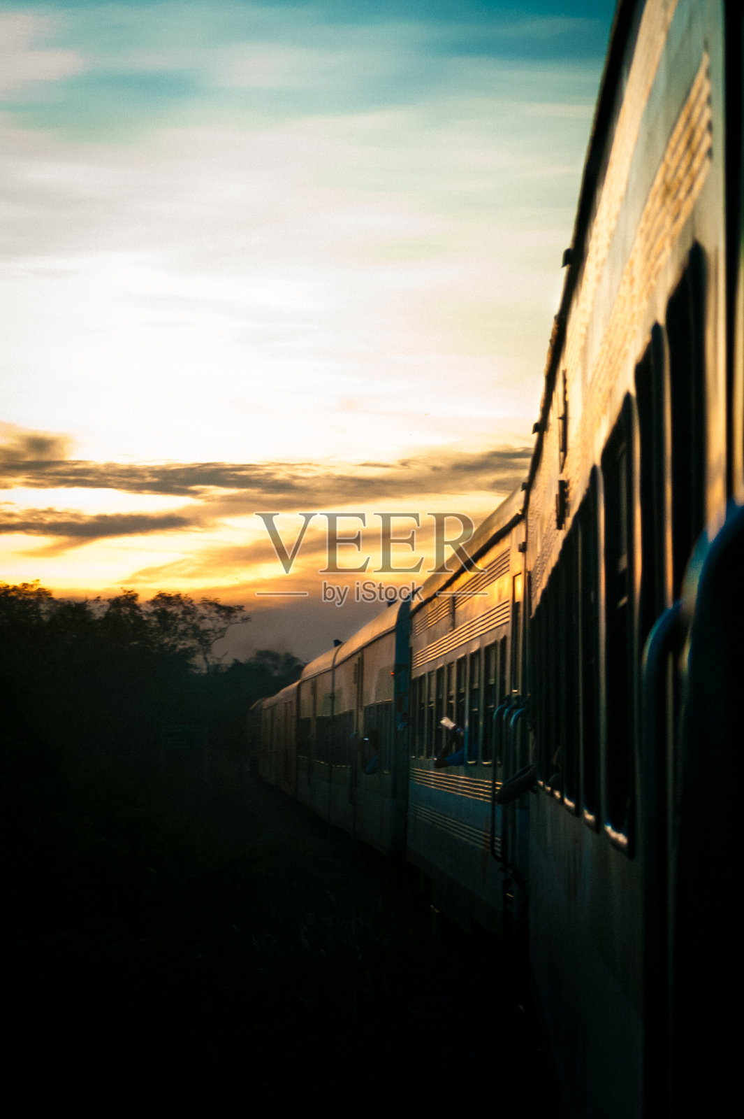 日落时乘坐火车照片摄影图片