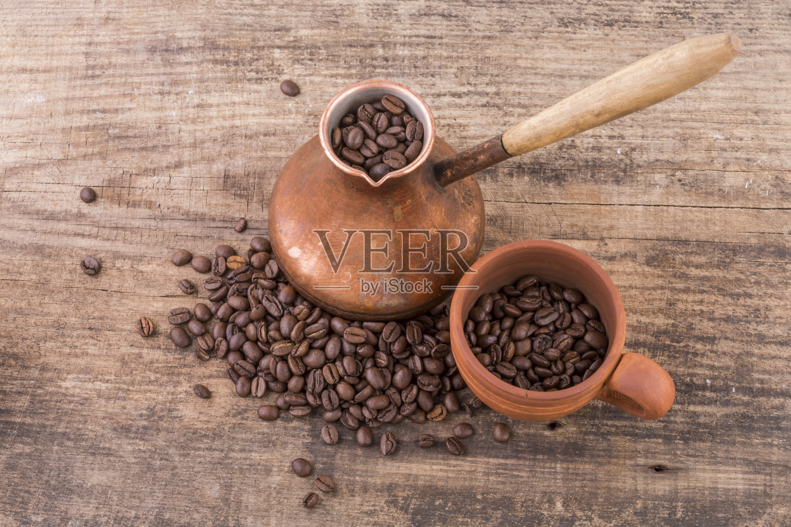古董桌上的咖啡粒照片摄影图片