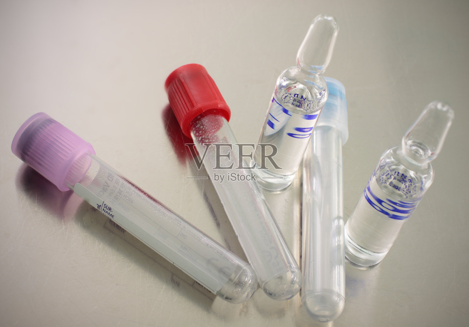 试管，安瓿放在金属表面照片摄影图片