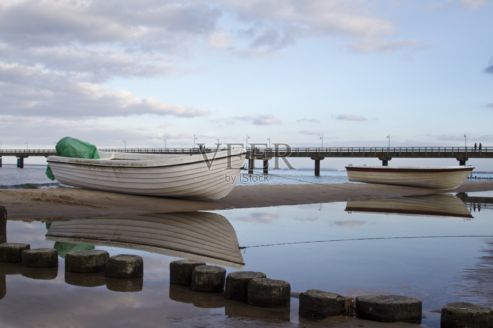海滩上的渔船照片摄影图片