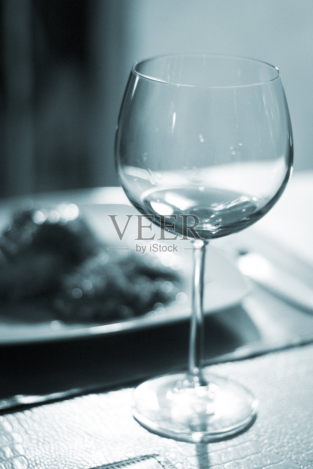 餐厅宴会上的玫瑰酒杯照片摄影图片