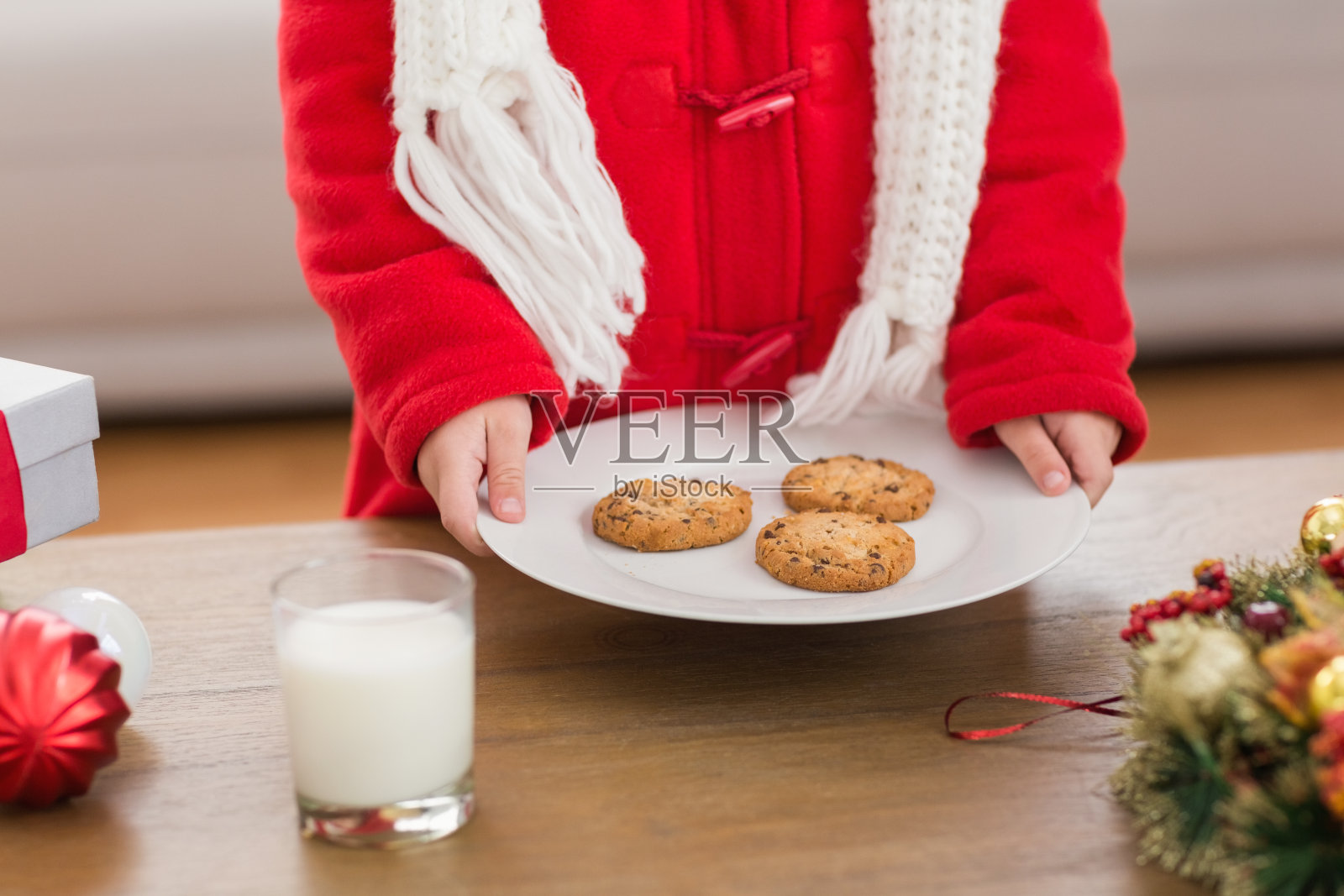 喜庆的小男孩拿着一盘饼干照片摄影图片