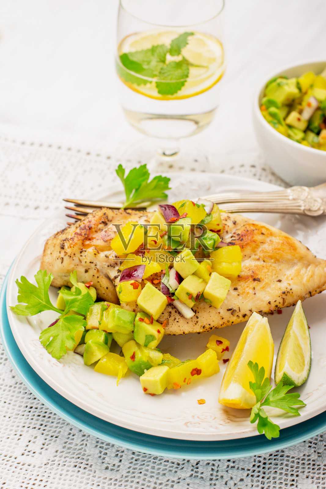 烤鸡胸肉配新鲜芒果沙司照片摄影图片