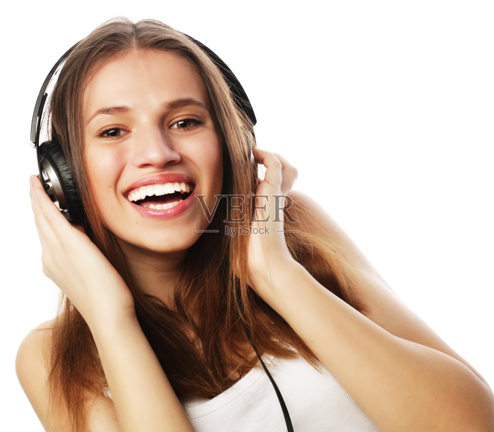 女人戴着耳机听音乐照片摄影图片