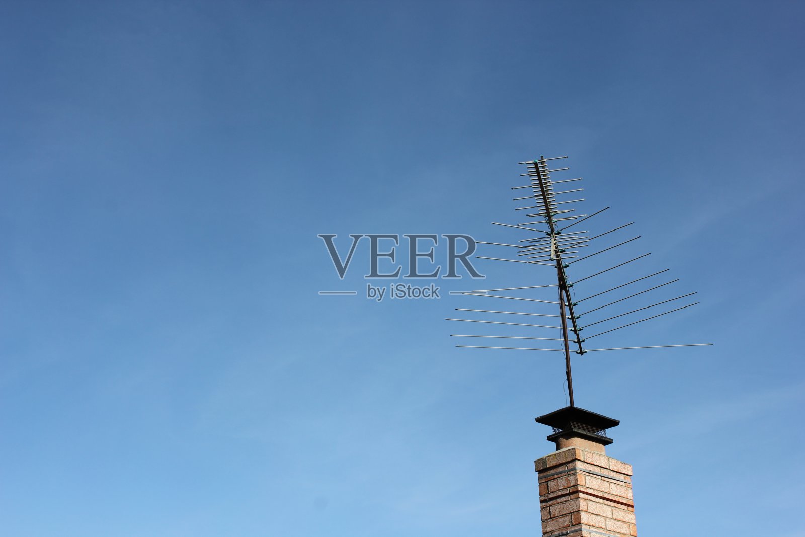 蓝天烟囱上的电视天线照片摄影图片
