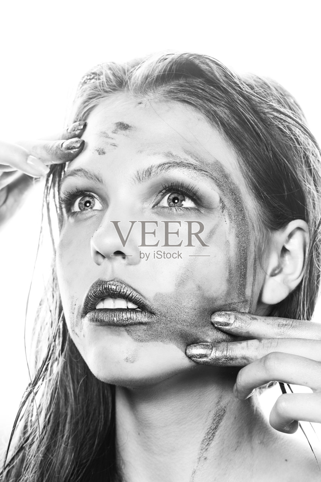 有创意妆容的女孩。黑白肖像。照片摄影图片