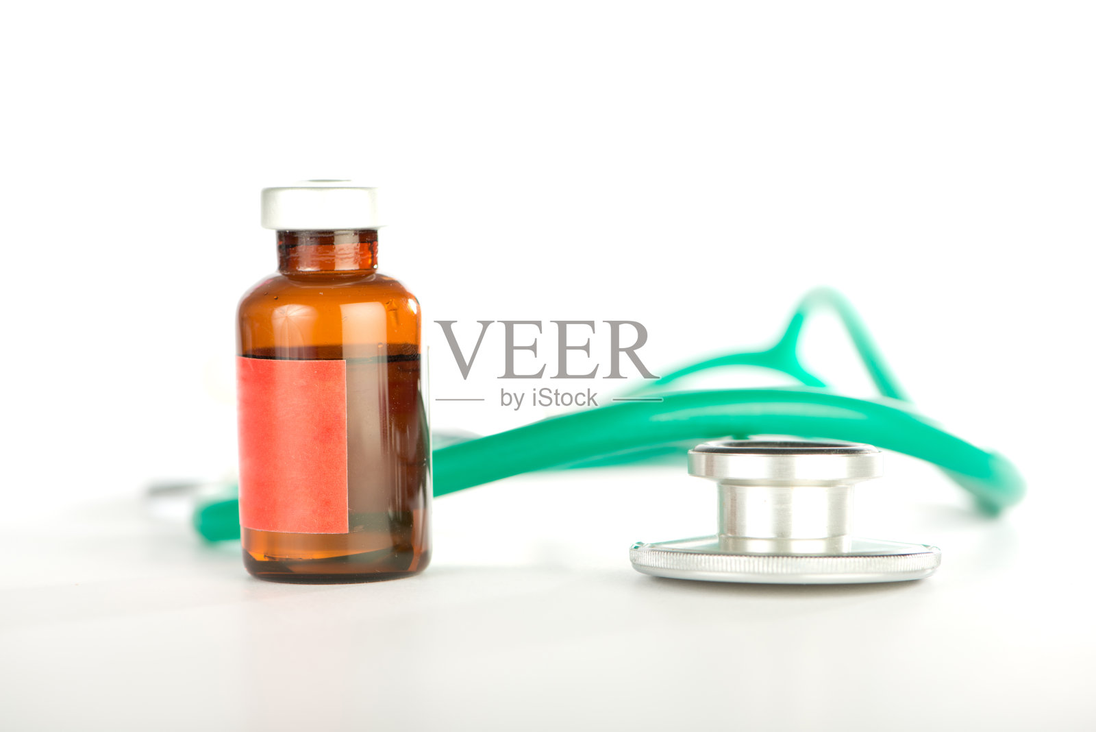 听诊器与注射药物安瓿照片摄影图片