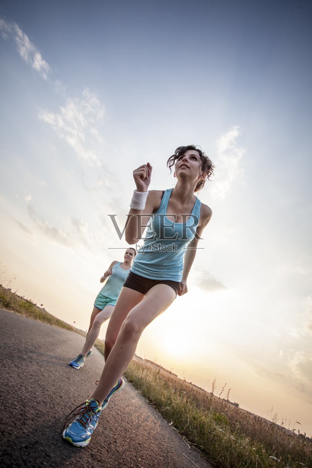 两个漂亮的女孩在早上慢跑照片摄影图片